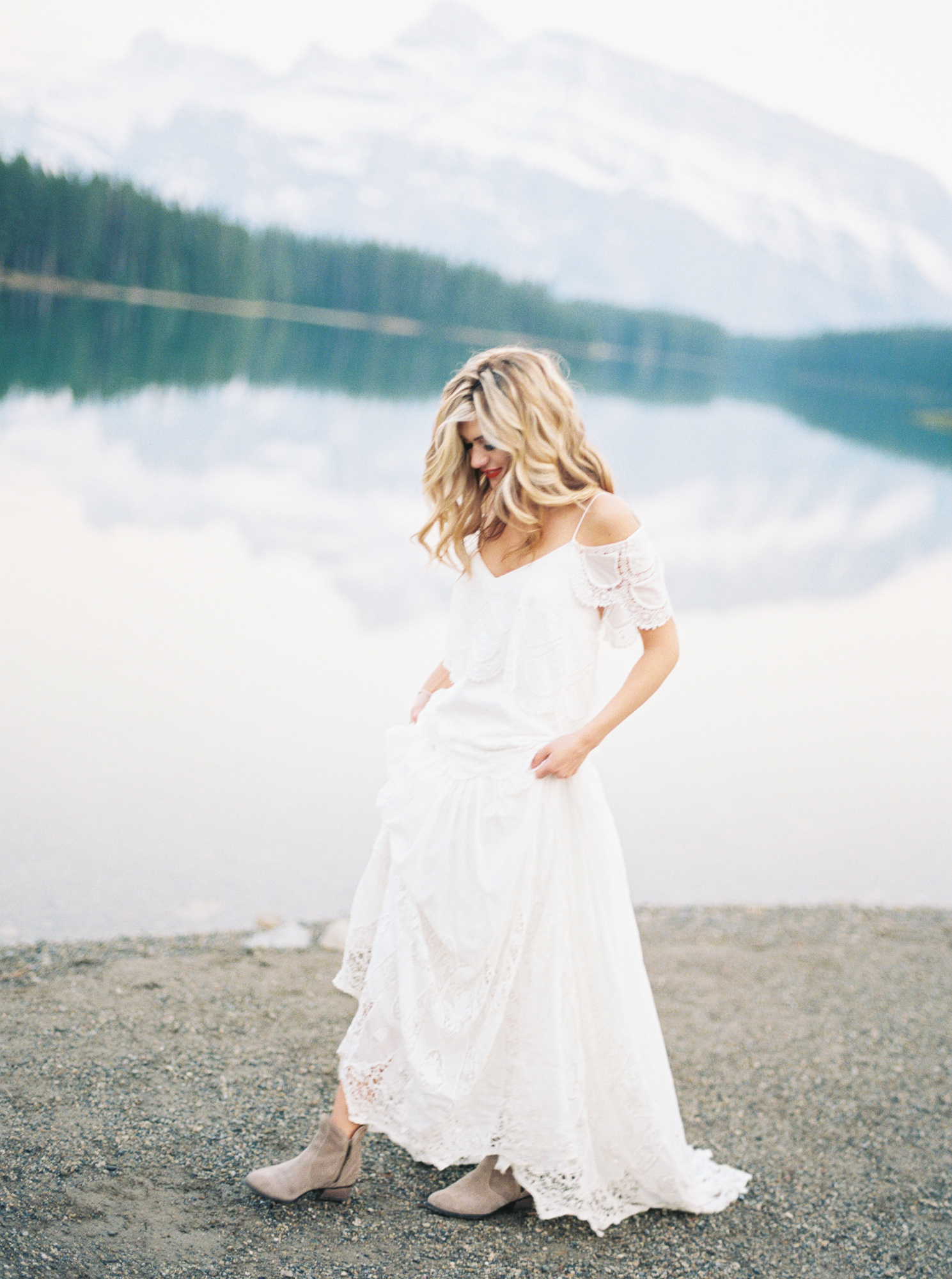 stylish bride in the mountains